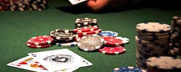 Màn hình trò chơi Bingo trực tuyến với tấm thẻ số và quả cầu quay bắt mắt